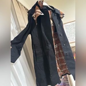 brand new women Burberry trench coat, new with tag， size10 but likely size 8